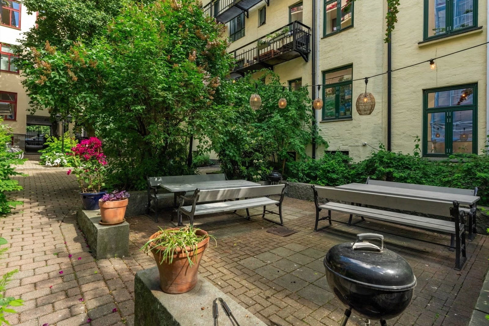 Felles bakgård med sitteplasser, felles griller og grønne omgivelser. Perfekt for hyggelige stunder utendørs. Galleribilde