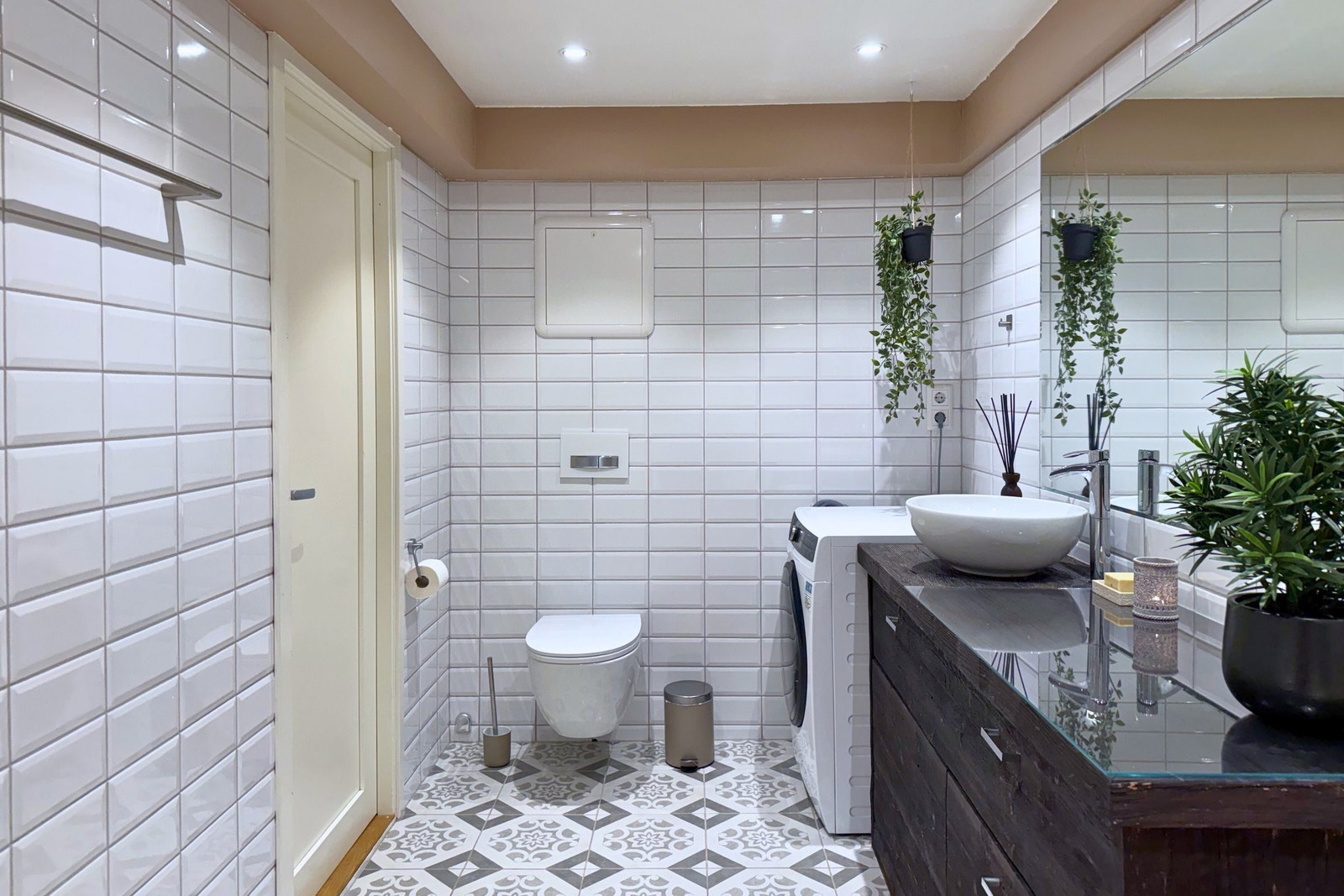 Praktisk og romslig baderom med god benkeplass og rikelig med oppbevaring. Galleribilde