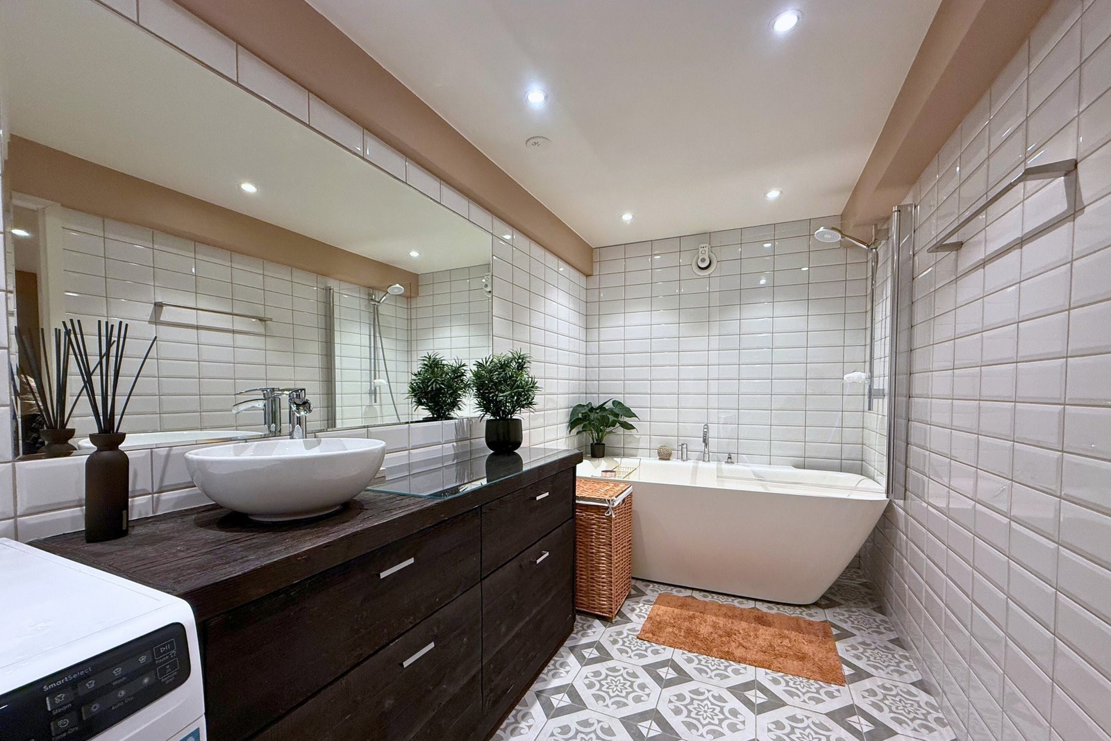 Bad i underetasjen med romslig servant, vegghengt toalett og god oppbevaringsplass i underskap. Praktisk utformet med god plass til tørkestativ. Galleribilde