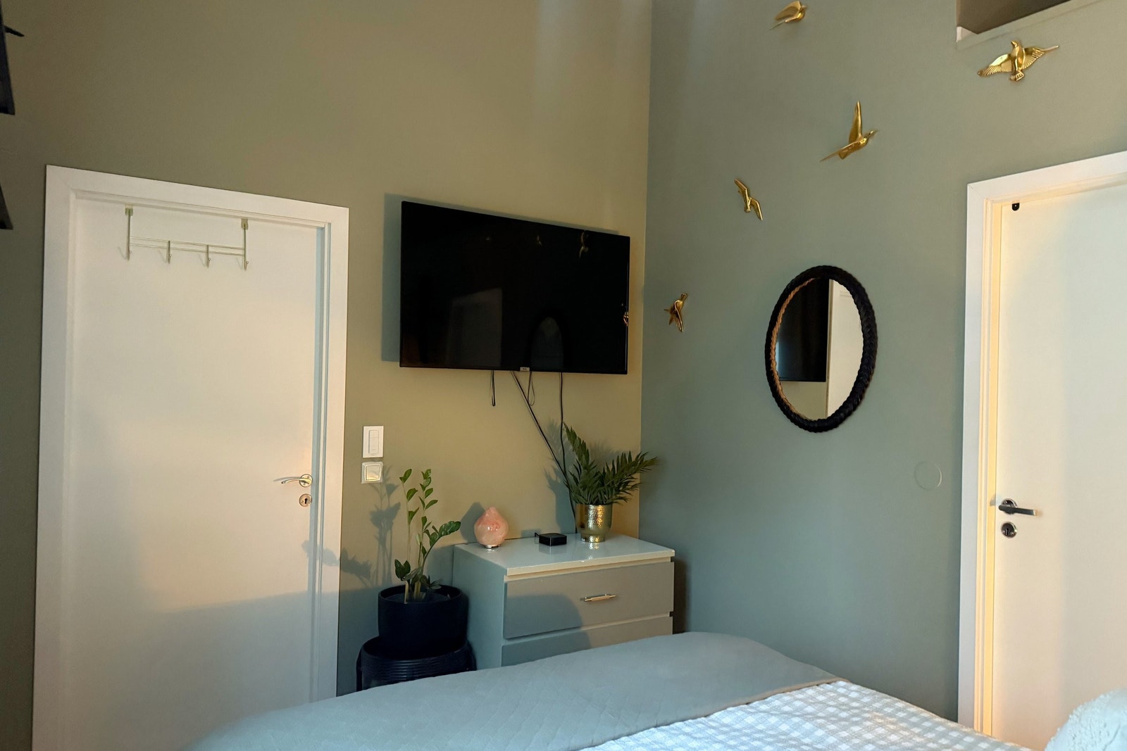 Soverom med praktisk oppbevaring og plass til TV-løsning (55 tommer). God romfølelse og fleksible innredningsmuligheter. Galleribilde