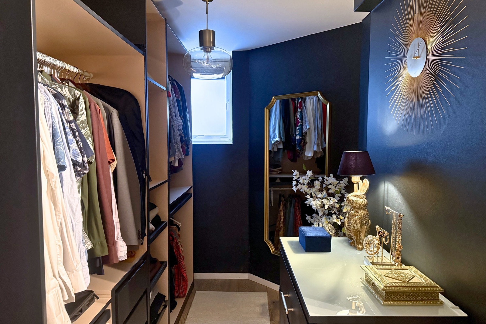Underetasjens disponible rom er i dag brukt som walk-in closet. Rommert er ikke godkjent for varig opphold, men ble brukt av tidligere eier som ekstra soverom. Galleribilde