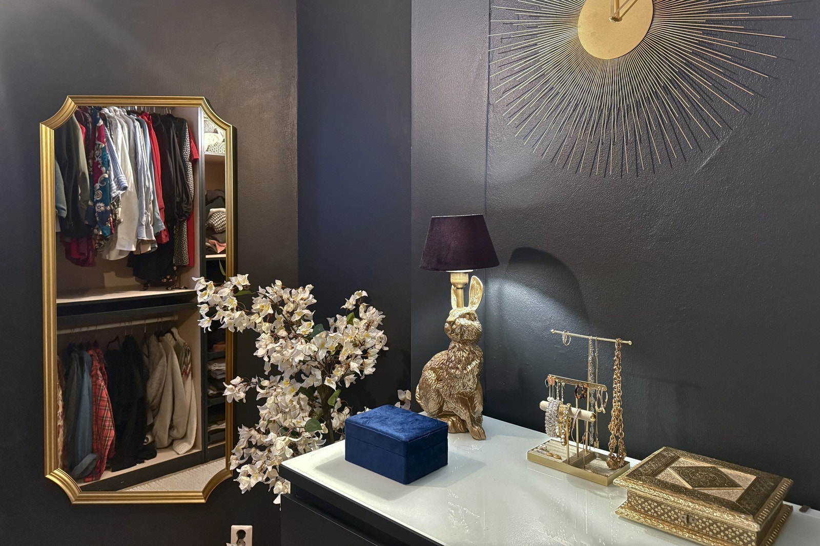 Stilfull walk-in closet med god plass til oppbevaring og fleksible løsninger for personlig tilpasning. Galleribilde