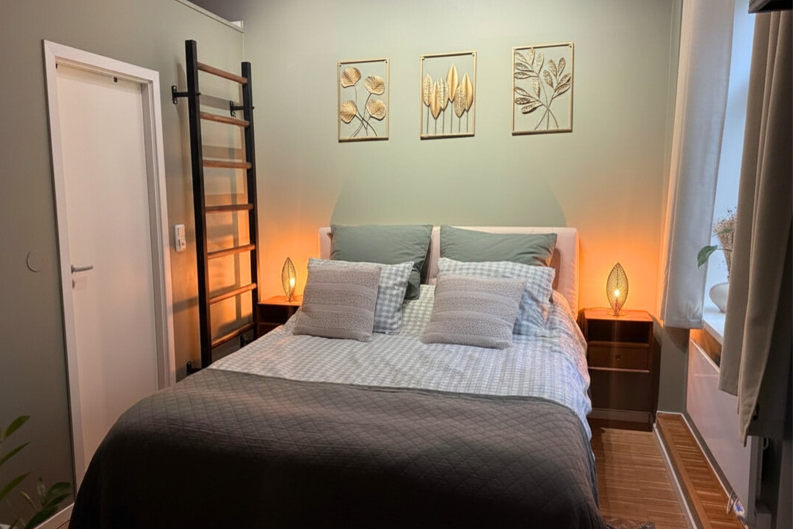 Romslig og rolig soverom med god romfølelse, plass til dobbeltseng og nattbord på begge sider. Lun belysning og behagelige fargetoner skaper en avslappende atmosfære. Galleribilde