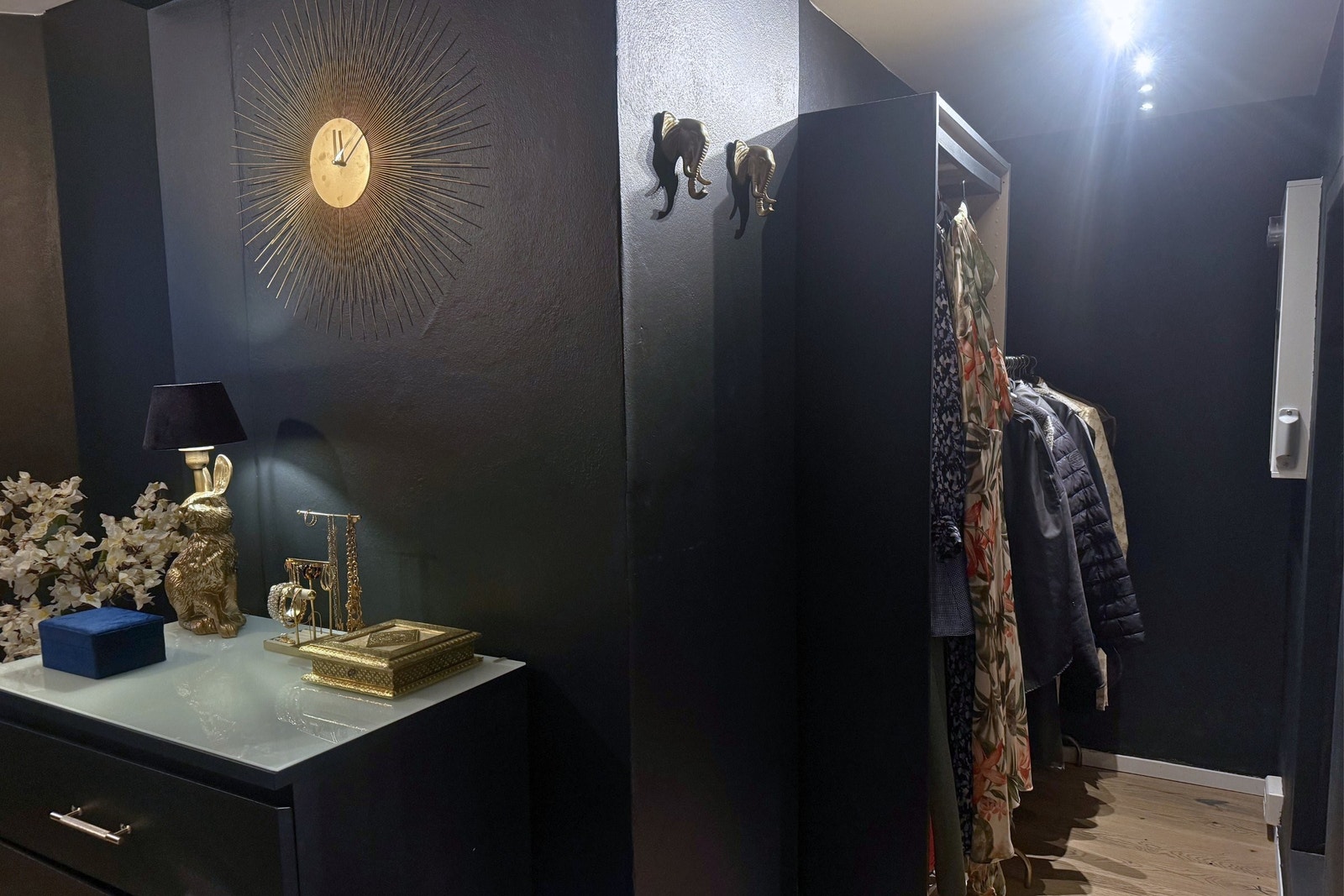 God oppbevaringsplass med oversiktlig og gjennomtenkt løsning for klær og tilbehør. Galleribilde