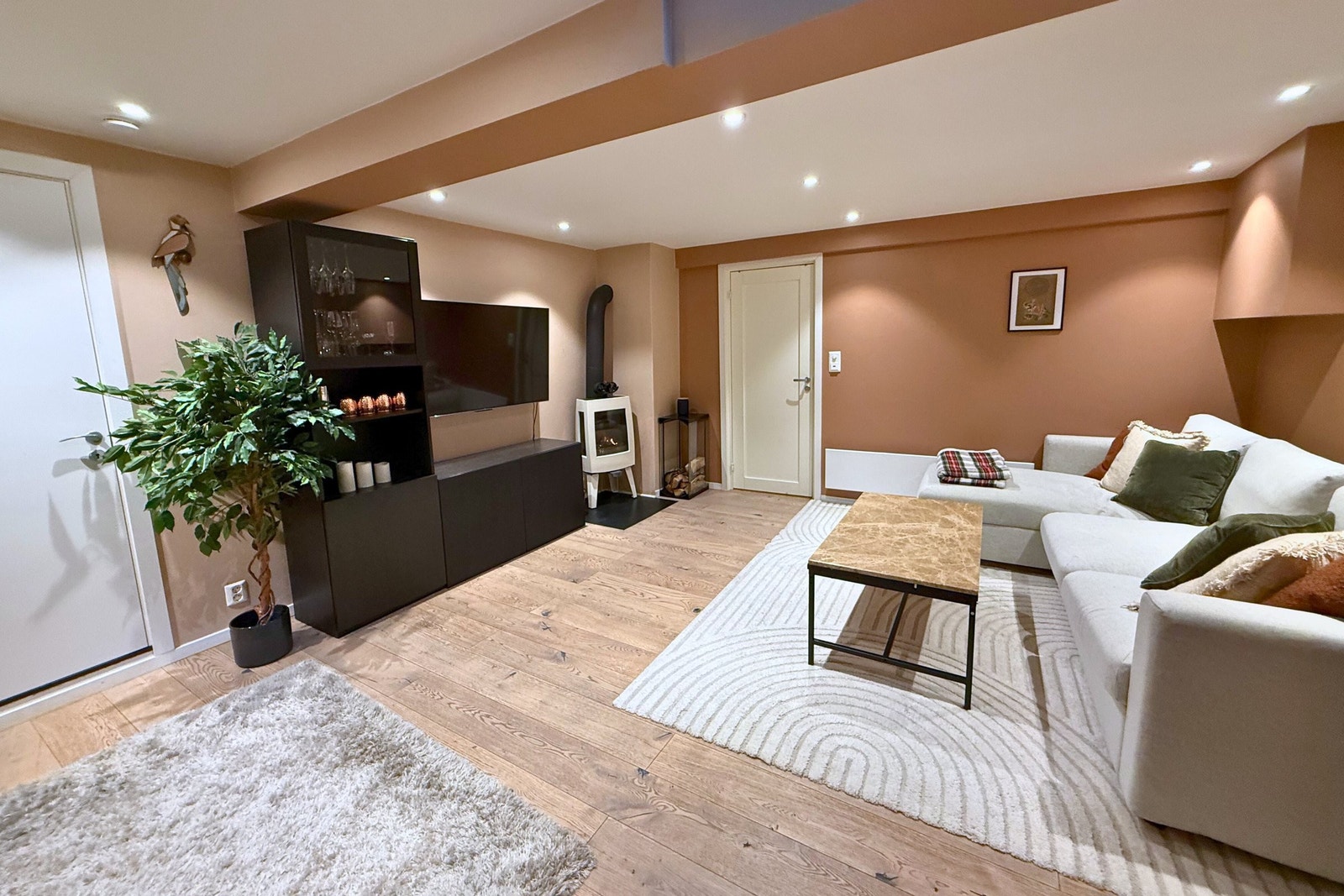 Kjellerstue med god romfølelse og flere møbleringsmuligheter. Galleribilde