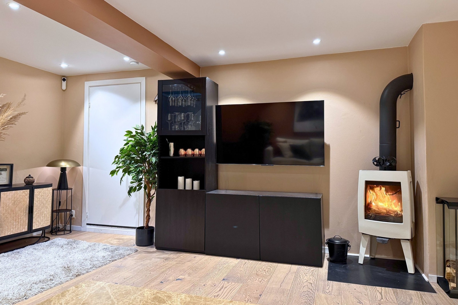 Egen TV-sone med vedovn som gir god varme og en lun, hyggelig atmosfære. Galleribilde