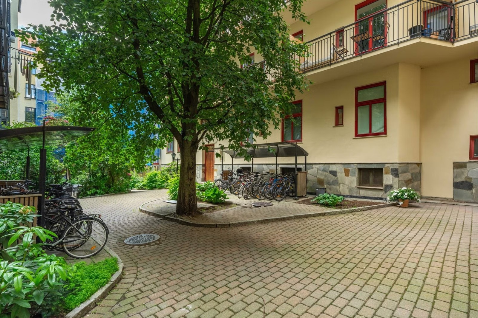 Romslig bakgård med gode solforhold og praktiske fasiliteter. Galleribilde