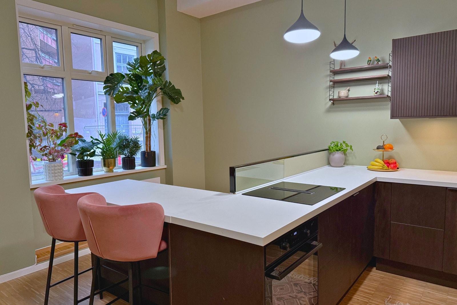 Moderne og innbydende innredning med hyggelig sitteplass og gode lysforhold. Galleribilde