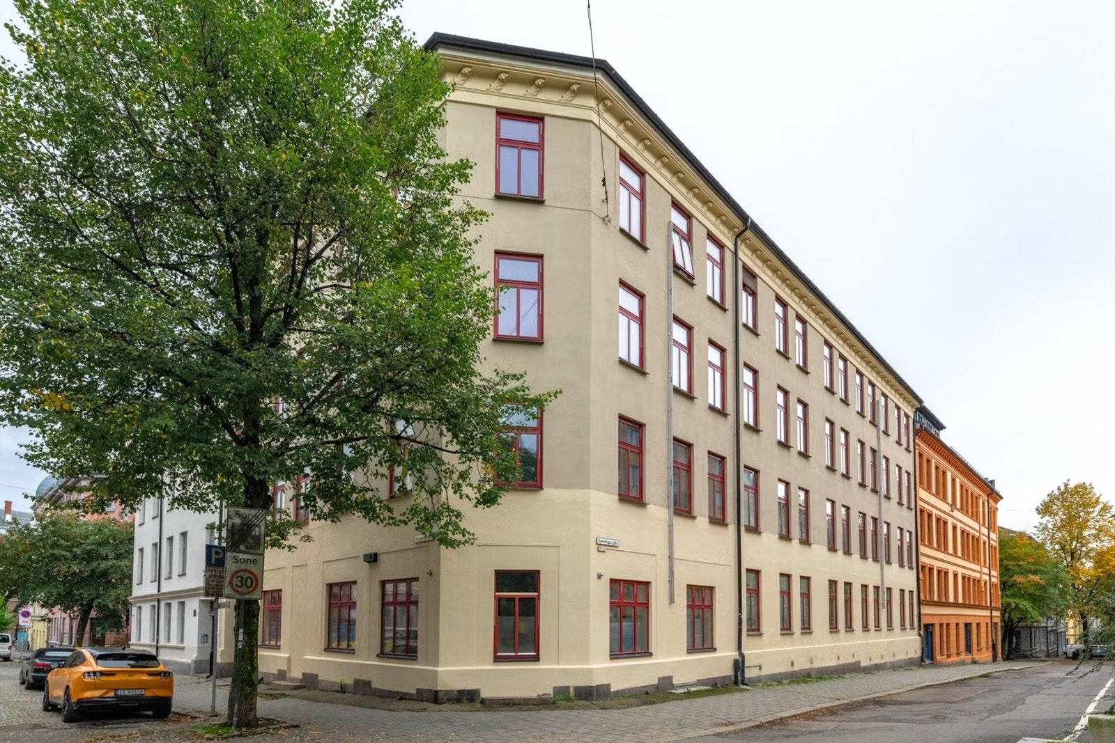 Velholdt bygård med klassisk uttrykk og attraktiv beliggenhet. Galleribilde