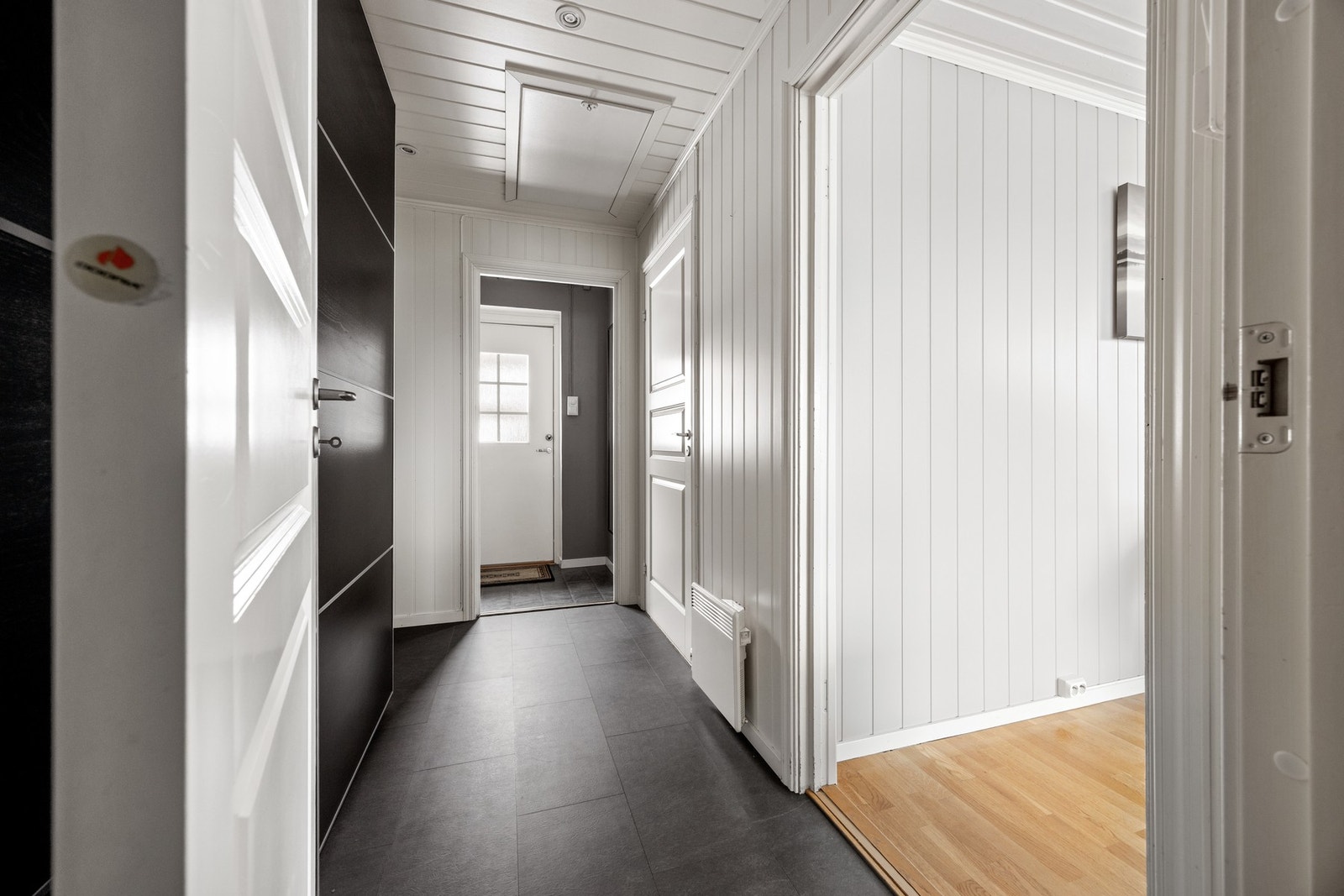 Gang - 5,5 kvm. Dør inn til bad/vaskerom og soverom Galleribilde