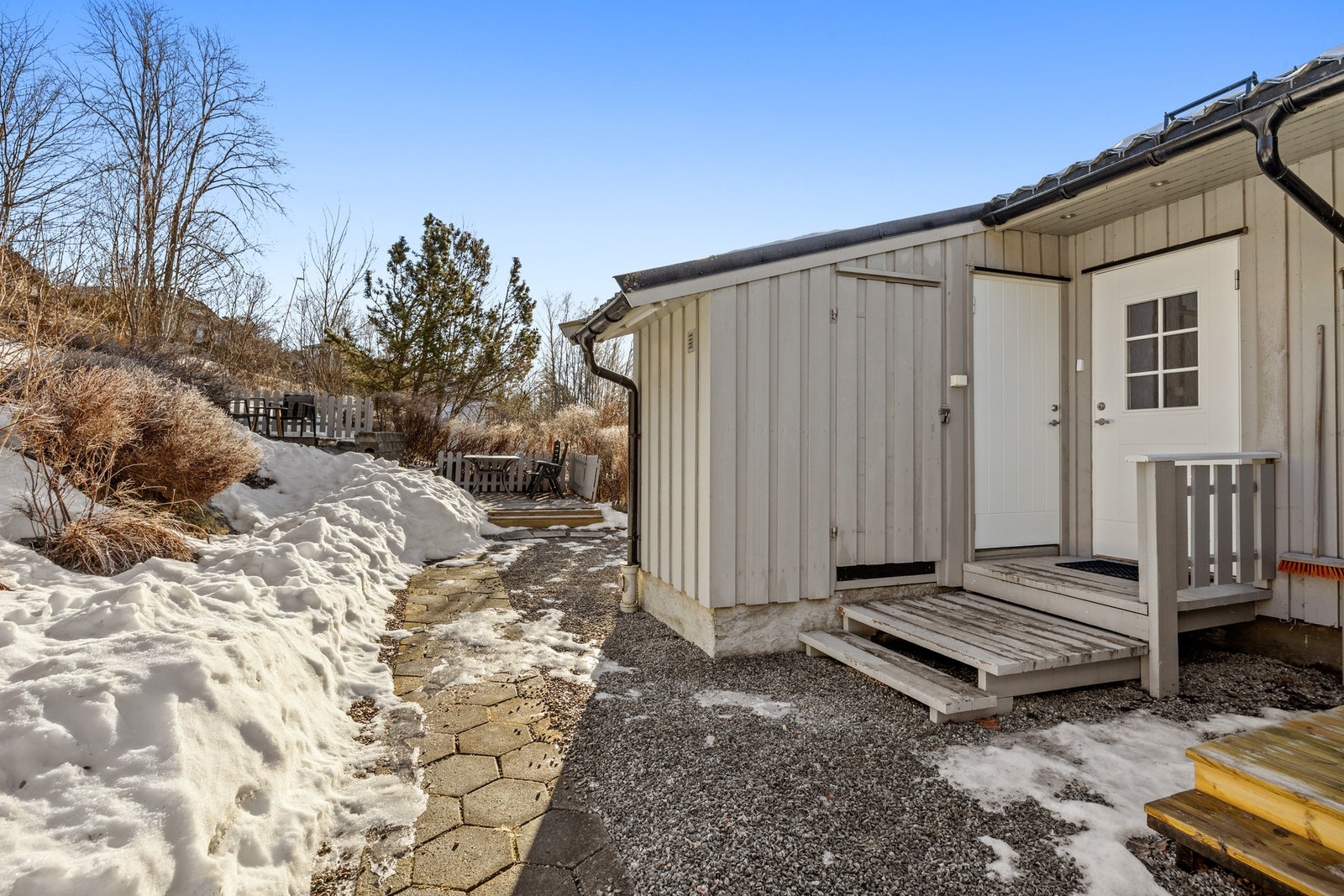 Ved inngangspartiet er det adkomst til to boder på hhv. ca 1,5 kvm og ca 2 kvm. Galleribilde