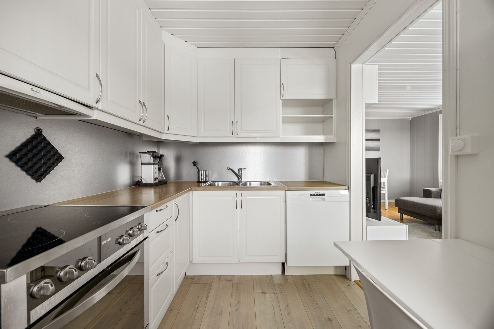 Pen innredning med avsatt plass for kjøleskap, komfyr og oppvaskmaskin Galleribilde