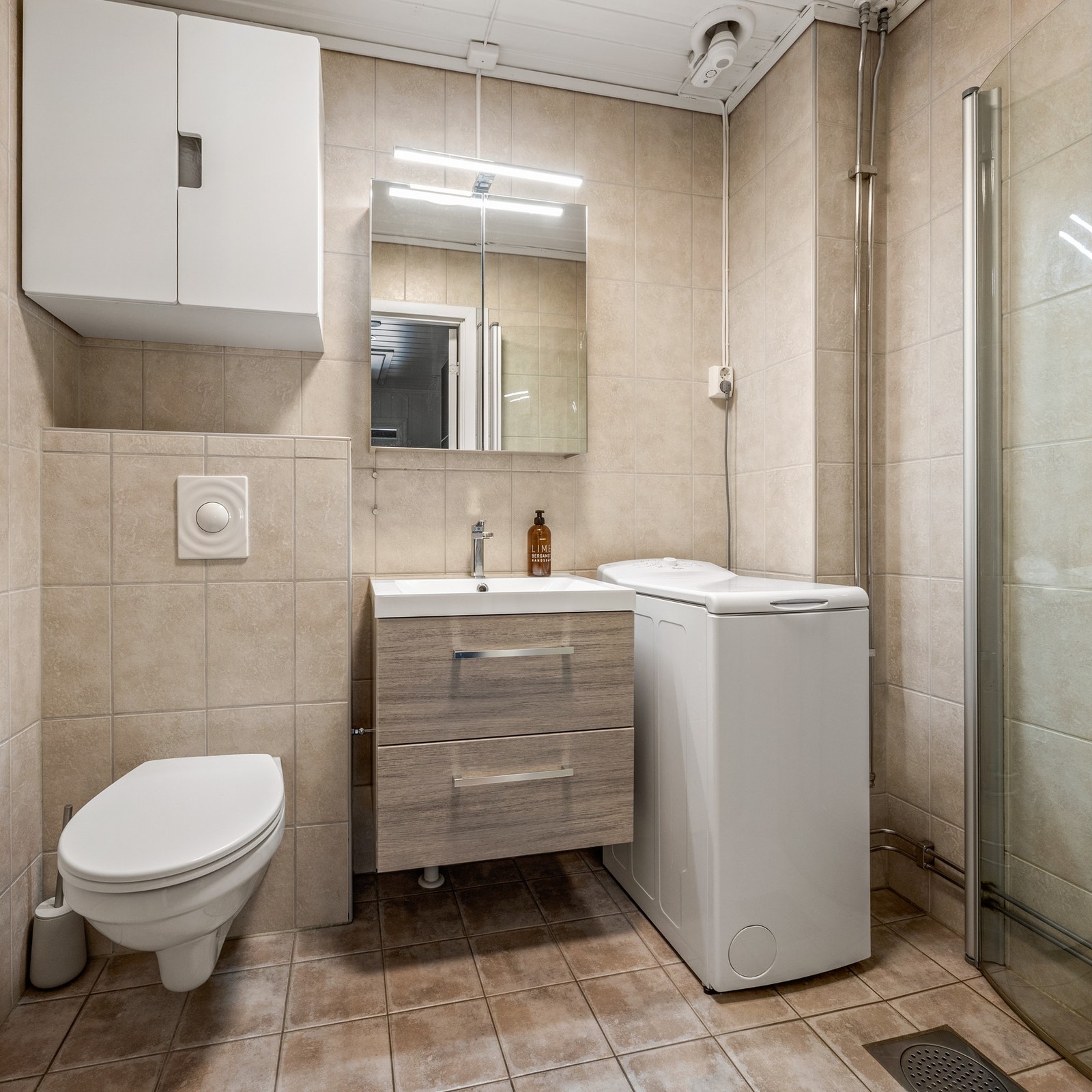 Bad/vaskerom - ca 3 kvm. Flislagte overflater med varme i gulv Galleribilde