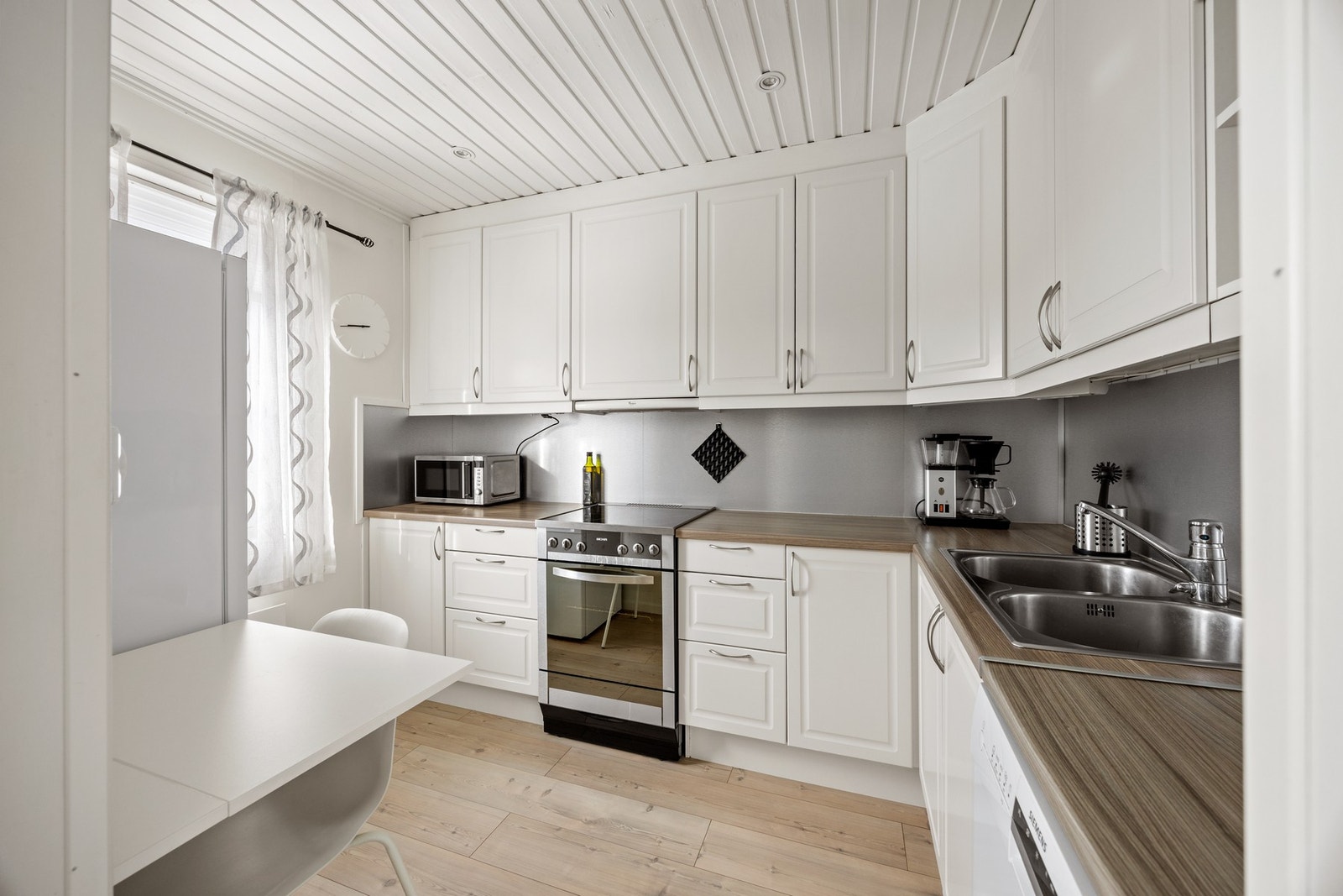 Kjøkken - ca 6 kvm. Det er downlights i taket. Galleribilde