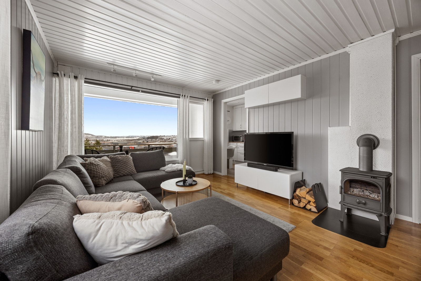 Stuen er holdt i lyse farger og har vindu som sørger for gode dagslysforhold. Galleribilde