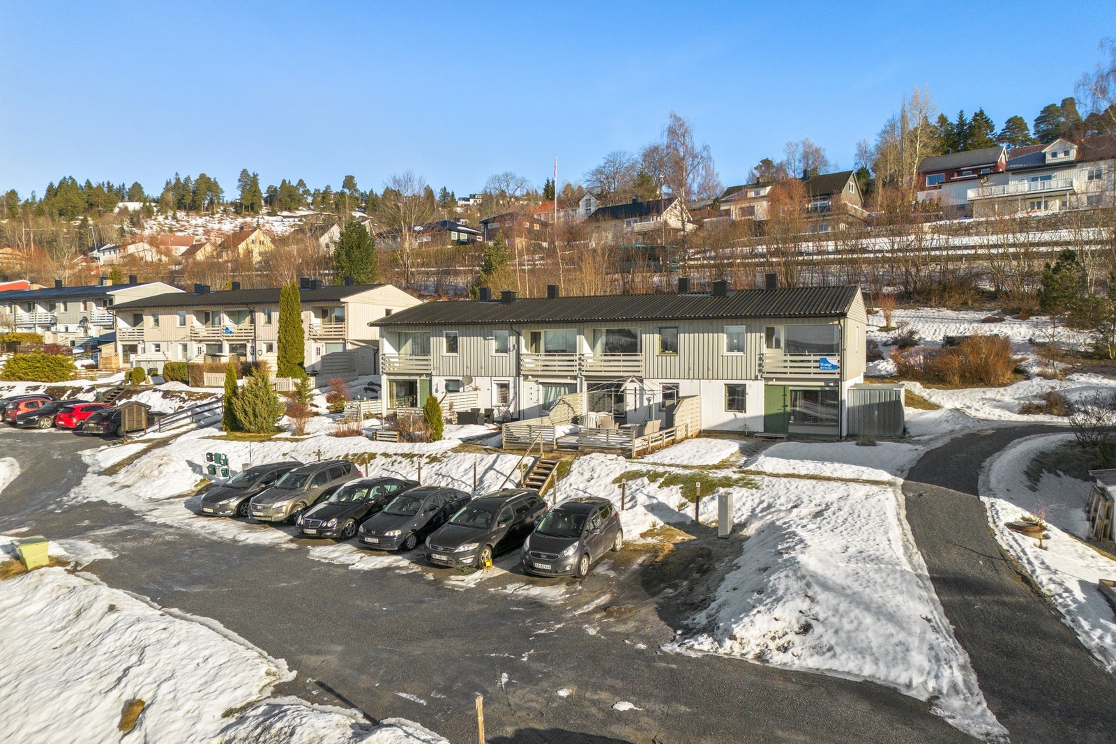 Parkering nedenfor leilighetsbygget Galleribilde