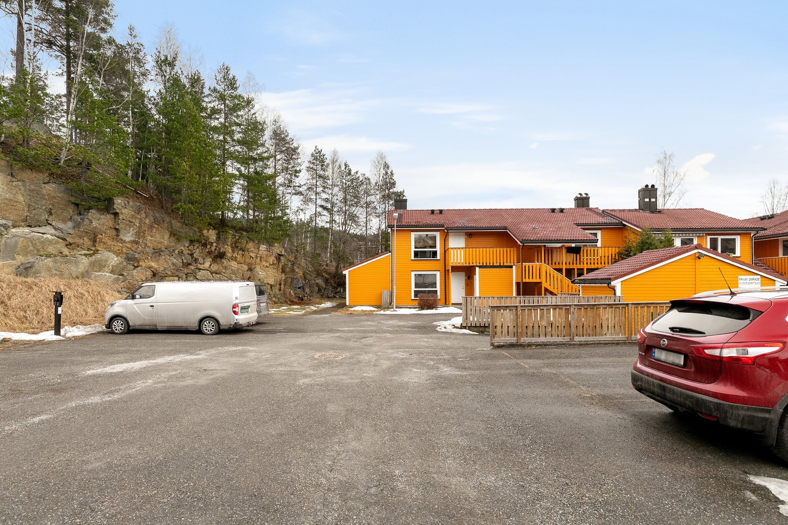 Hver andel disponerer sin egen garasjeplass med nummerert plass. Galleribilde