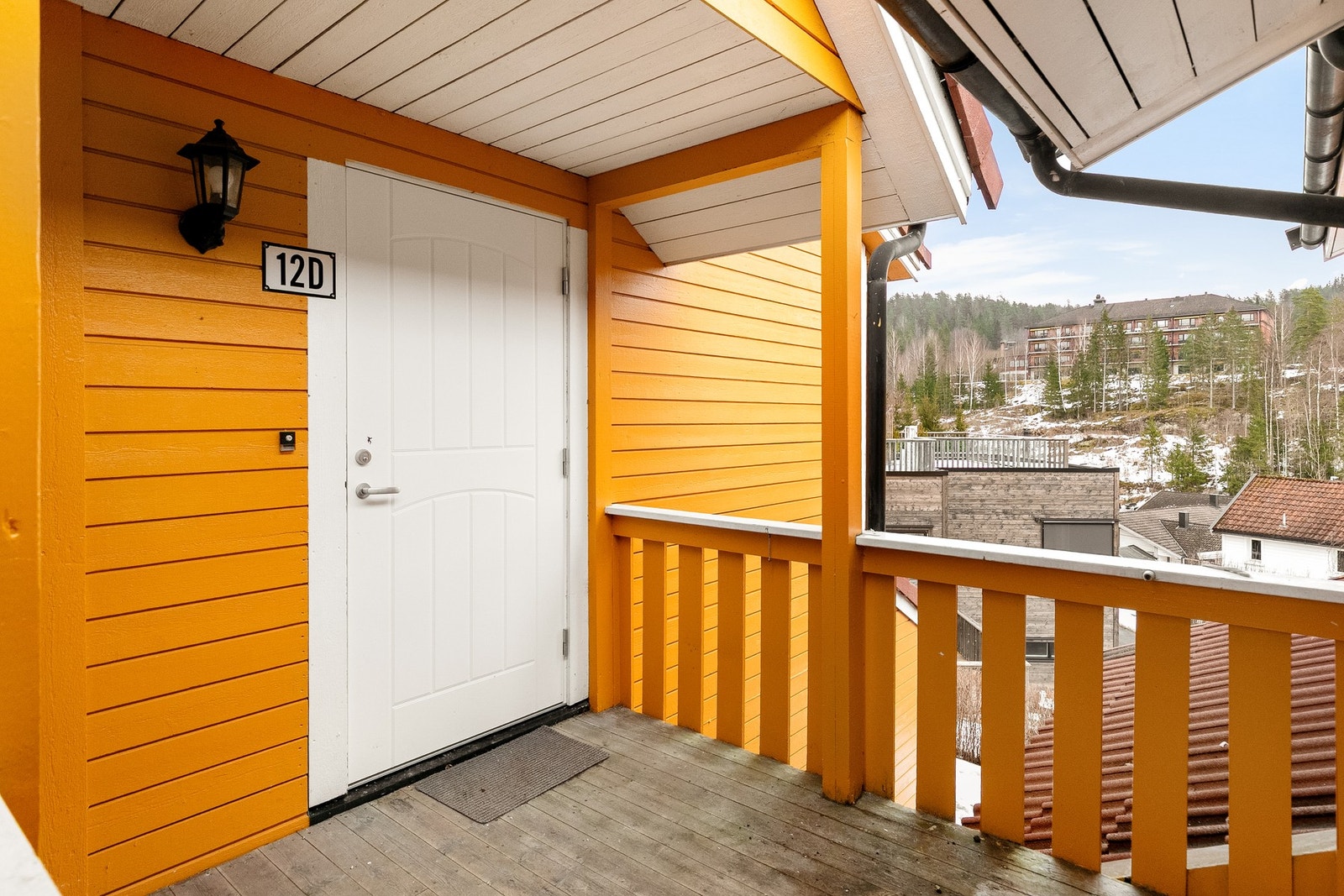 Leiligheten ligger i 2. etasje med eget inngangsparti. Galleribilde