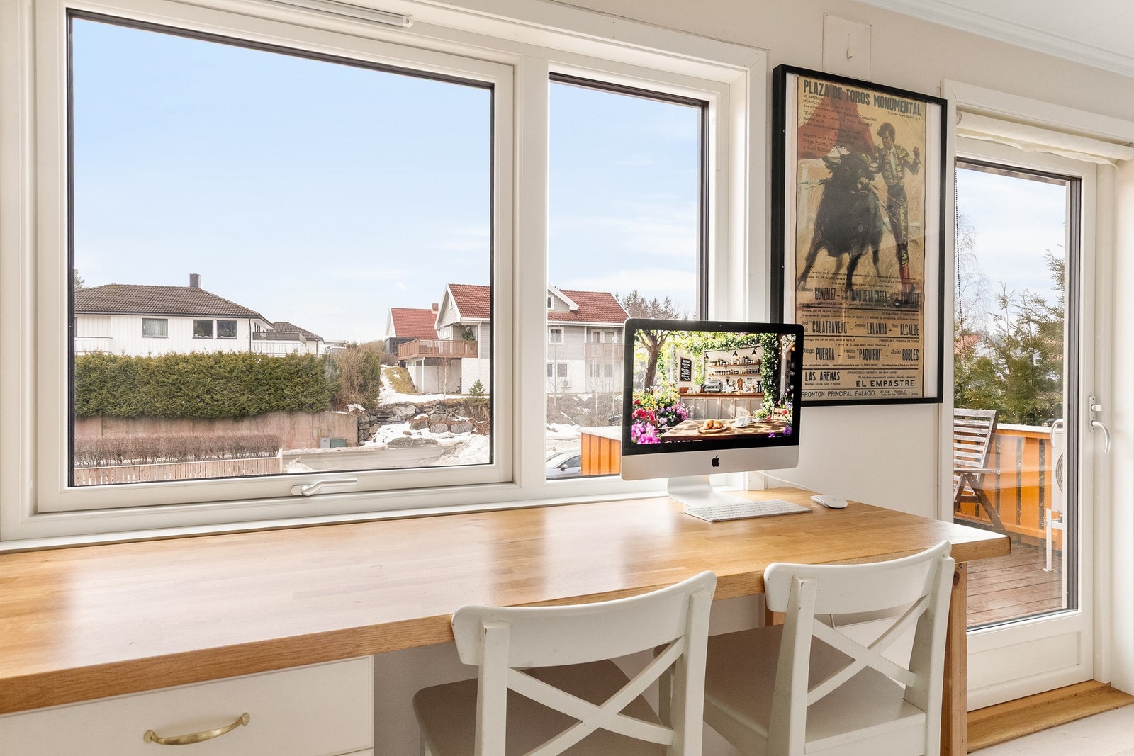 Innredning med sitteplasser som fungerer som et frokostbord. Galleribilde