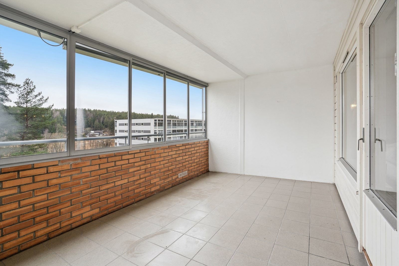 Innglasset balkong på 20 kvm som fungerer som en forlengelse av stuen Galleribilde