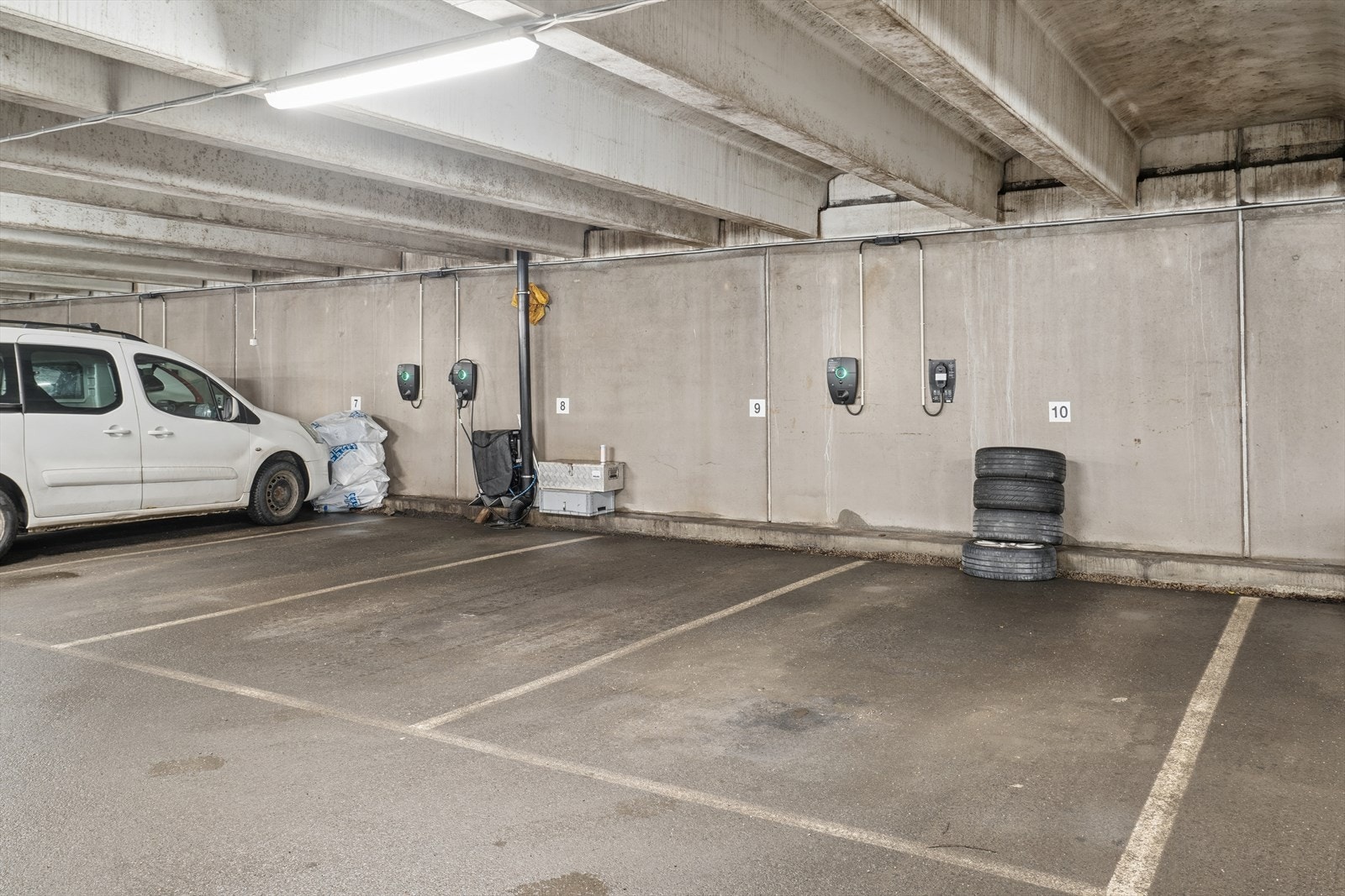 Det medfølger egen parkering i garasjeanlegg. Det er mulighet for å etablere ladeboks. Galleribilde