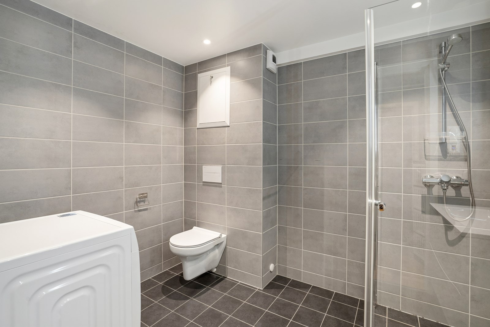 Badet ble rehabilitert av brl i 2021. Det er delikate fargevalg på flisene og varmekabler i gulvet. Galleribilde