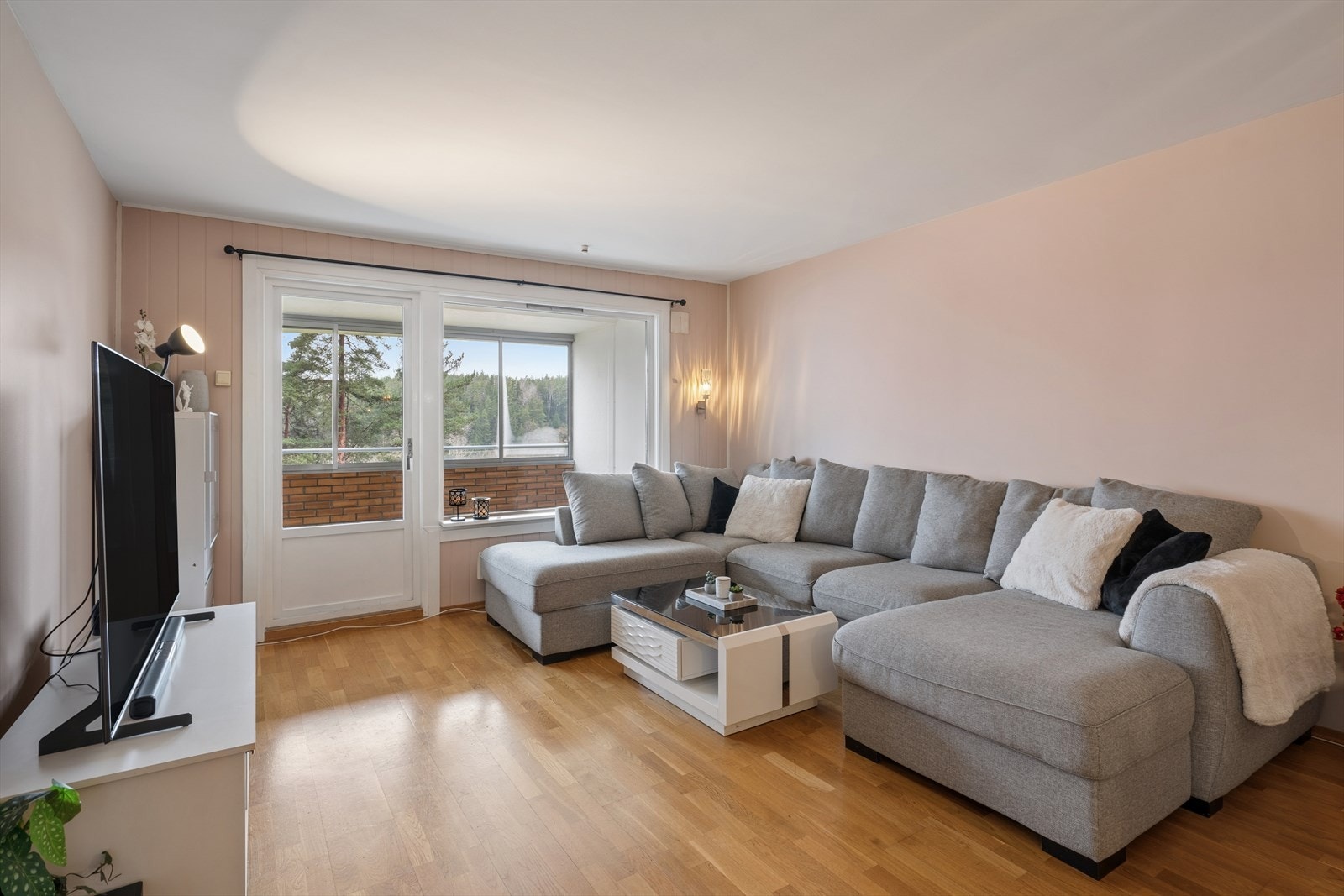 Store vindusflater mot vest sørger for godt med naturlig sollys. Galleribilde