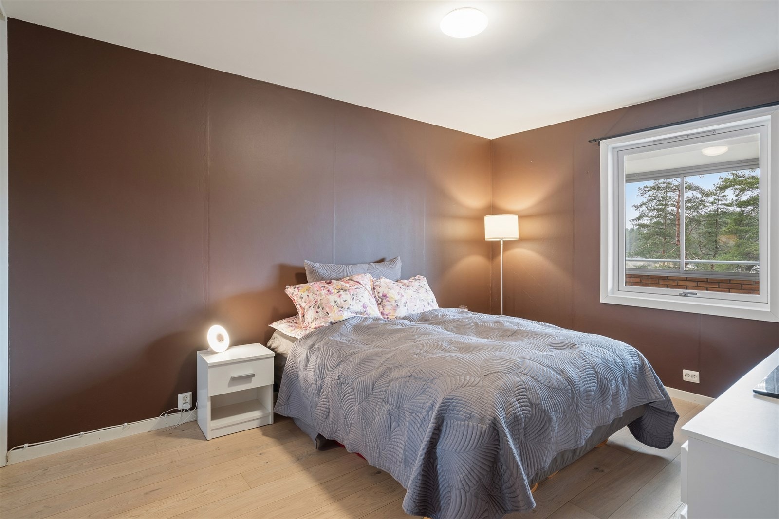 Soverom er romslig. Det er god plass til både seng, nattbord og garderobeløsning Galleribilde