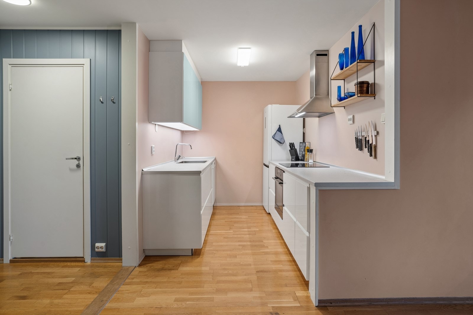 Kjøkkenet har godt med benkeplass. Fin og åpen løsning mot stuen som gir et luftig utrykk. Galleribilde