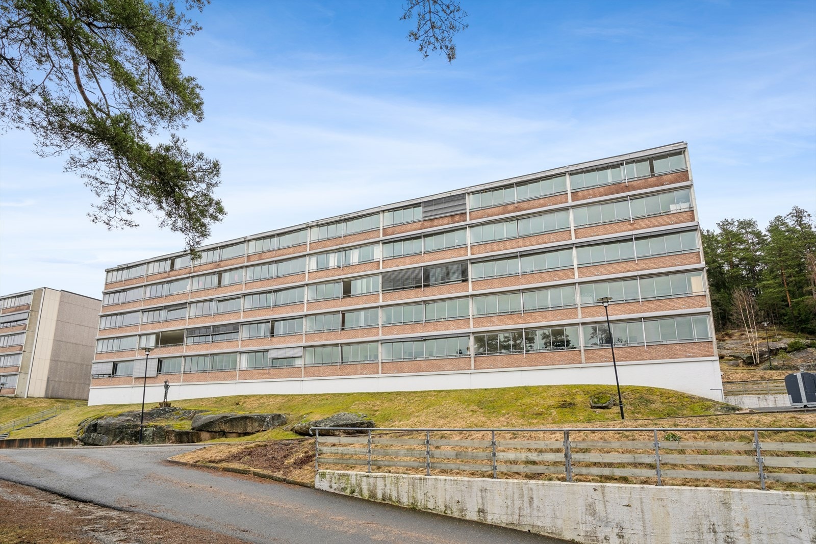 Leiligheten ligger vestvendt med praktisk adkomst i 1.underetasje Galleribilde