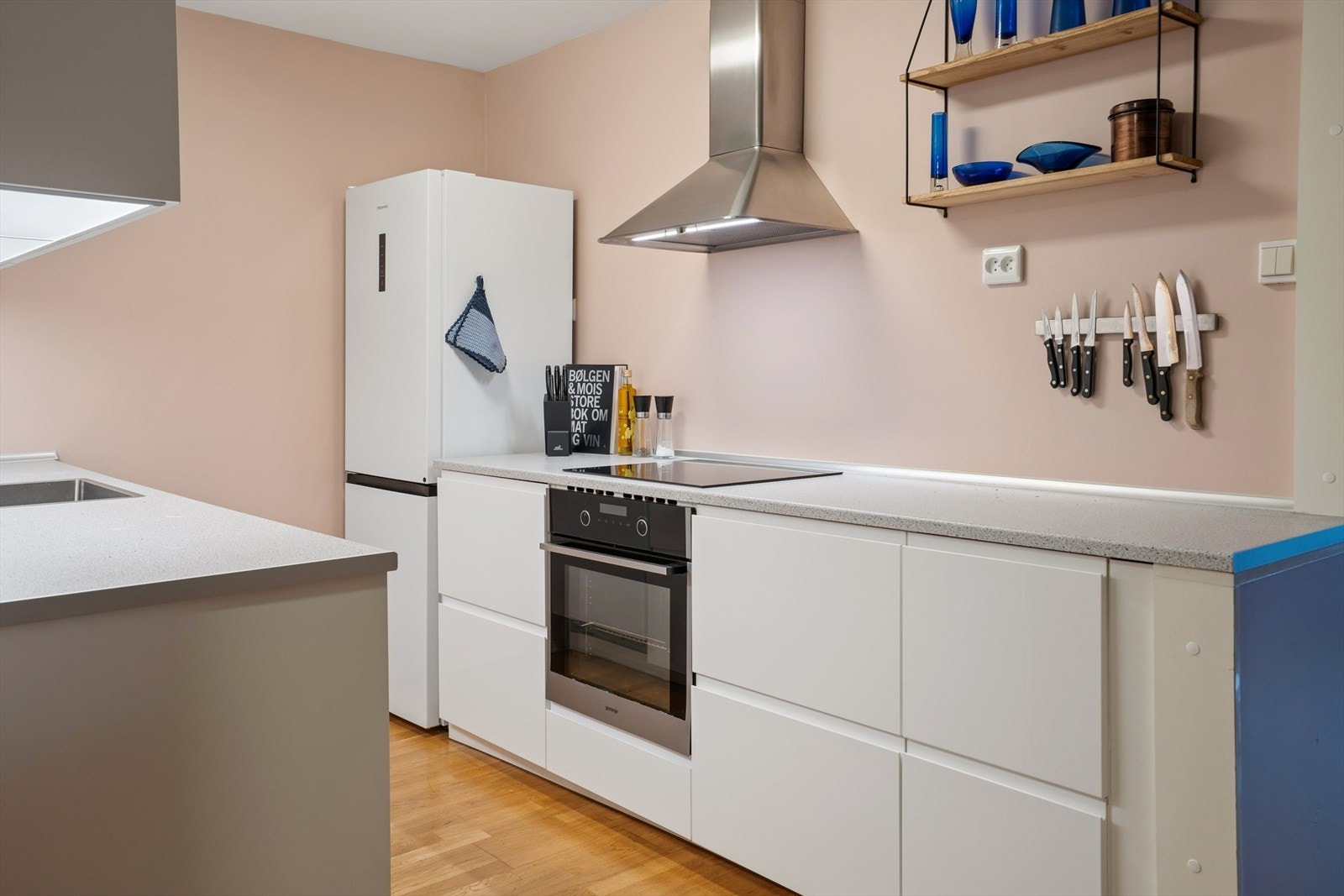 Kjøkkenet er fra 2021. Her er det integrerte hvitevarer som komfyr og platetopp. Slette fronter og laminat benkeplate Galleribilde