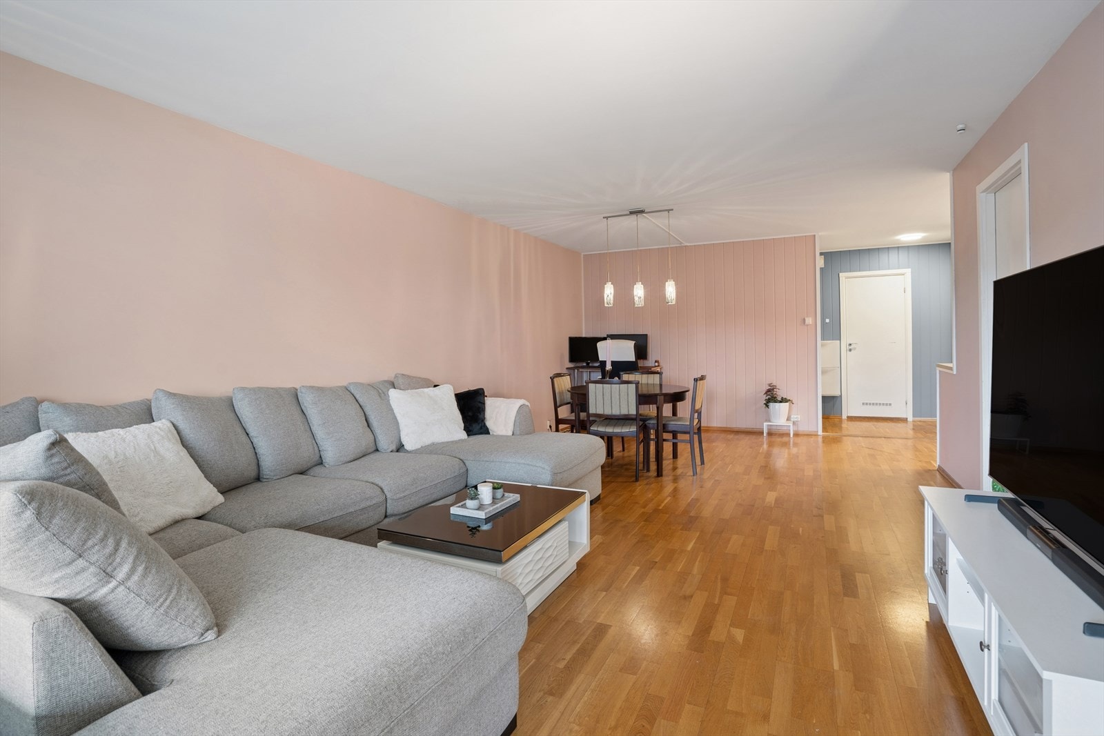 Stuen er romslig. Sofakroken finner sin naturlige plass Galleribilde