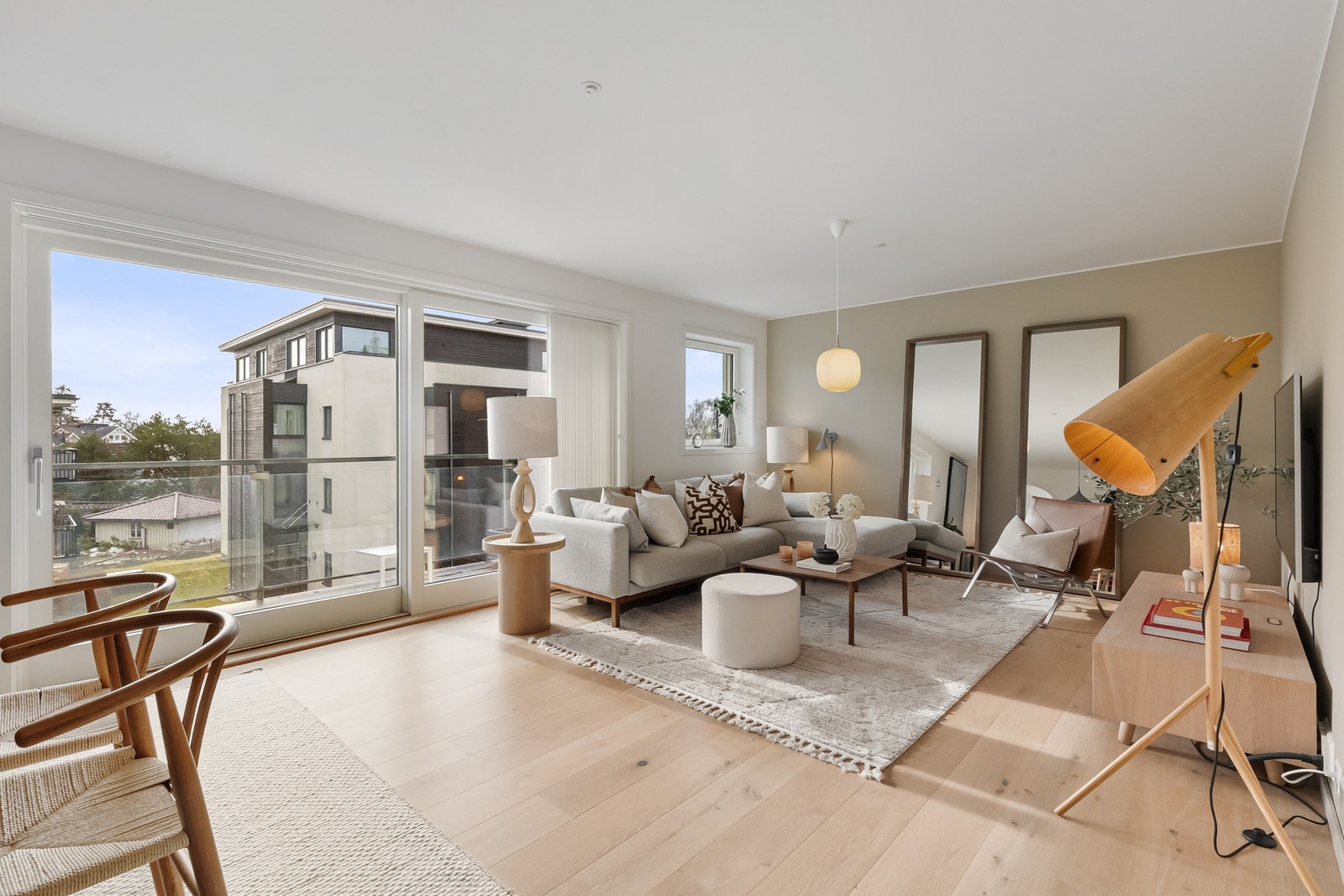 Rommet har en god og fleksibel møbleringsløsning med plass til både sofagruppe og spiseplass. Galleribilde