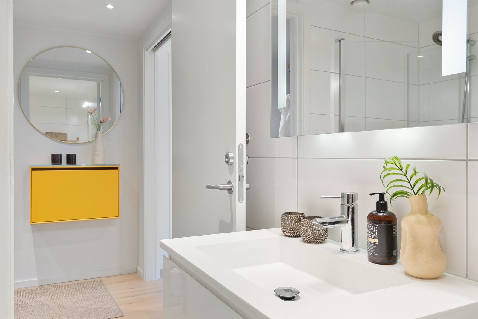 Badet fremstår delikat og moderne, med flislagte vegger og gulv med elektriske varmekabler. Galleribilde