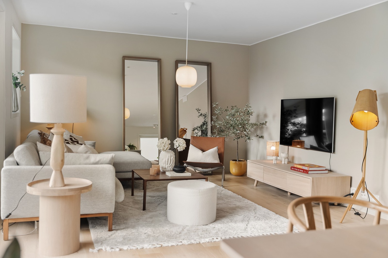 Oppvarming skjer via elektriske panelovner, varmekabler på bad og vedfyring med peisovn. Galleribilde