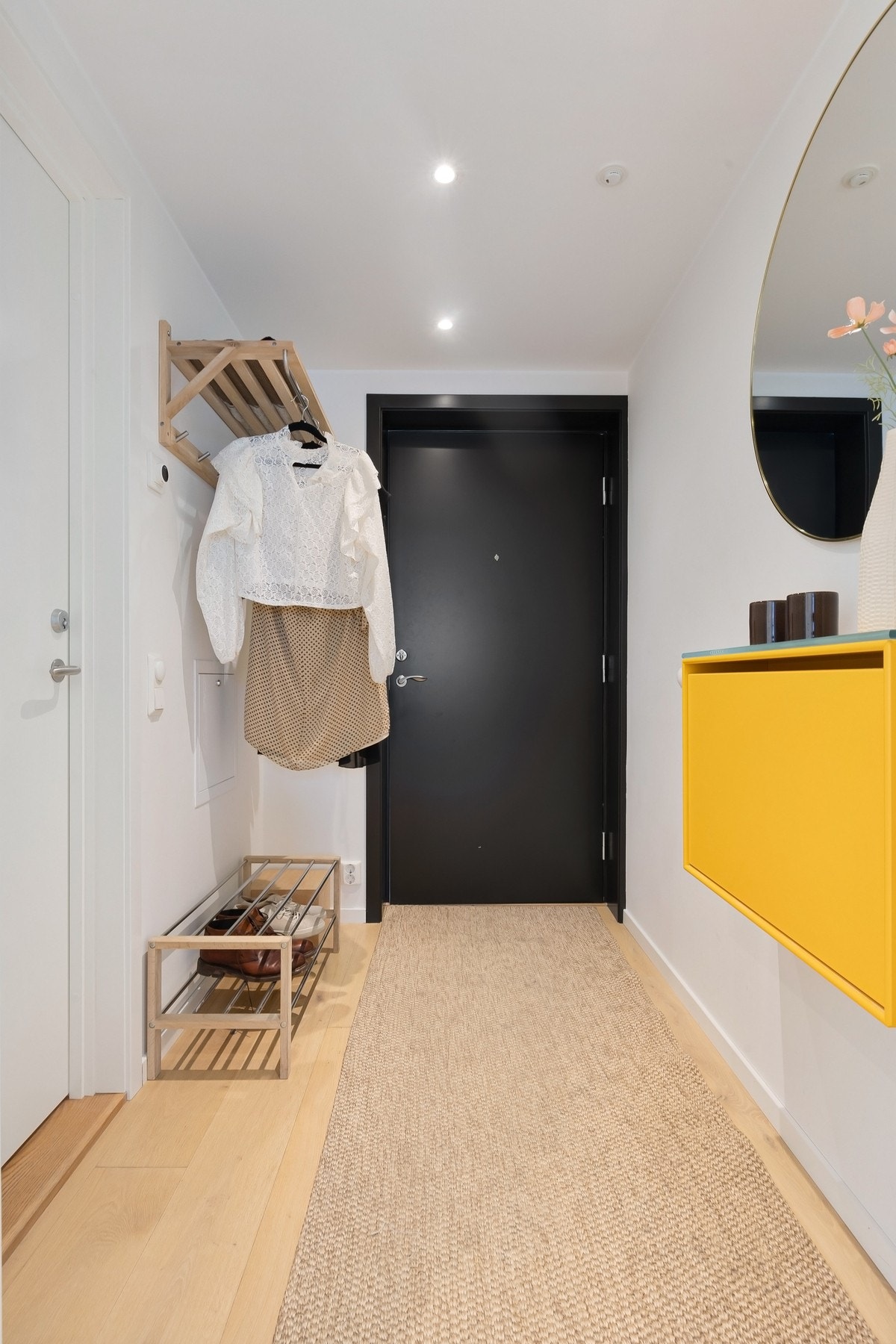 Her er det plass til garderobeløsning, og adkomsten gir et ryddig og funksjonelt førsteinntrykk av boligen. Galleribilde