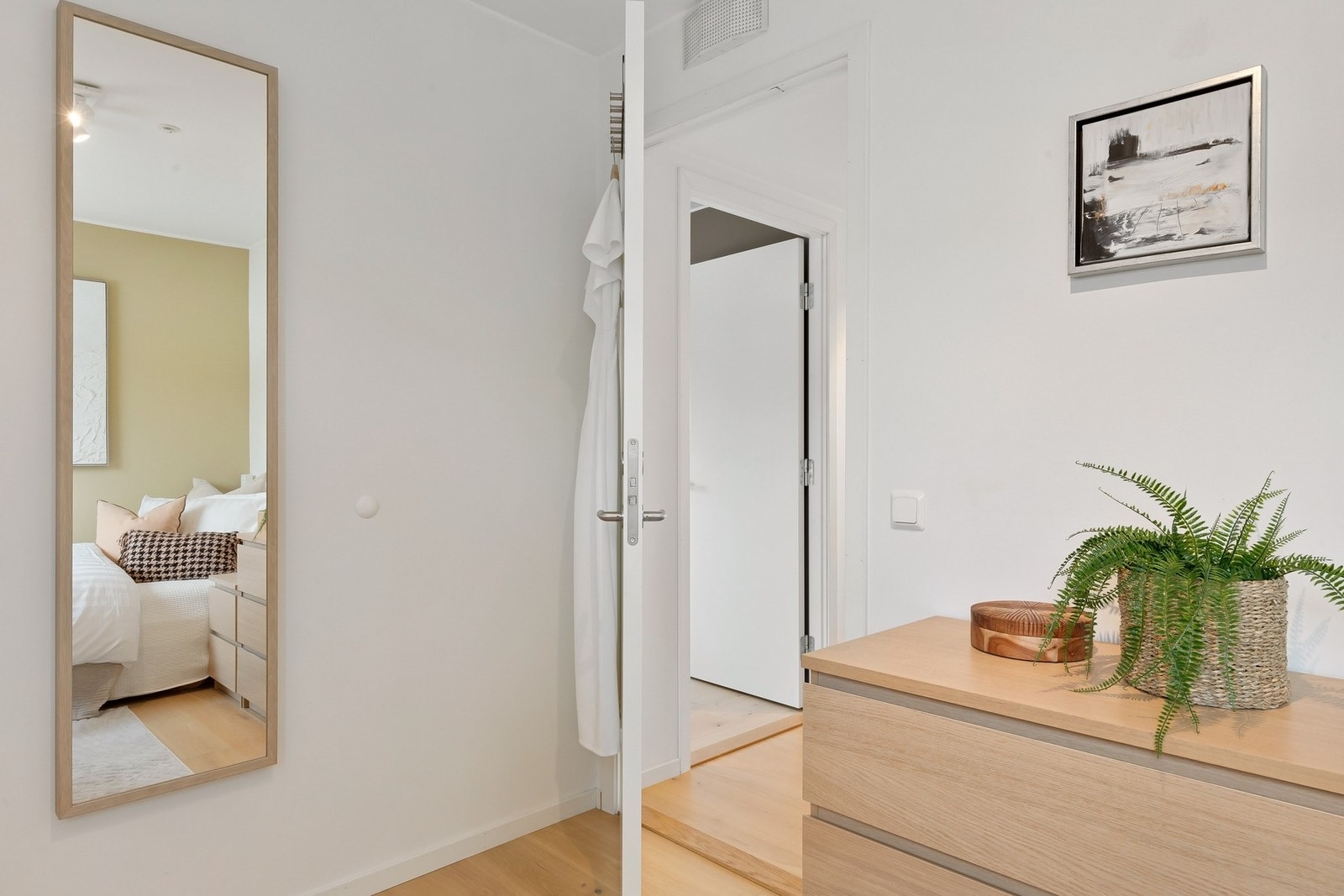 Det er godt med oppbevaring i garderobeløsninger. Galleribilde