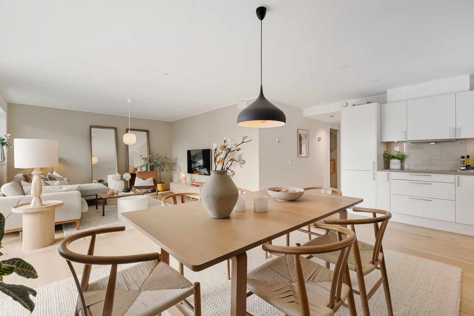 Spisestue ligger i naturlig overgang mellom stue og kjøkken. Galleribilde