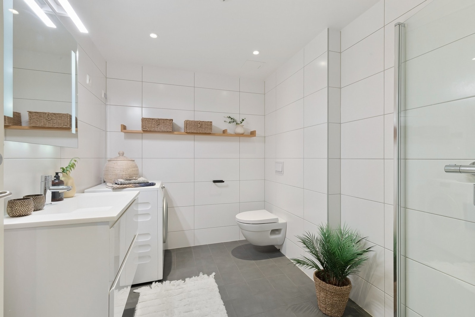 Rommet er utstyrt med bl.a. vegghengt toalett, servant med underskap og speil, samt opplegg for vaskemaskin. Galleribilde