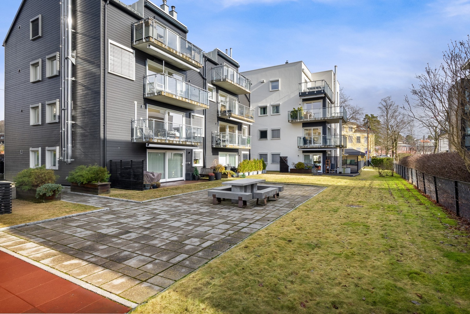 Leiligheten har en attraktiv beliggenhet på Holtet, med kort vei til servicetilbud, kollektivtransport og rekreasjonsmuligheter. Galleribilde