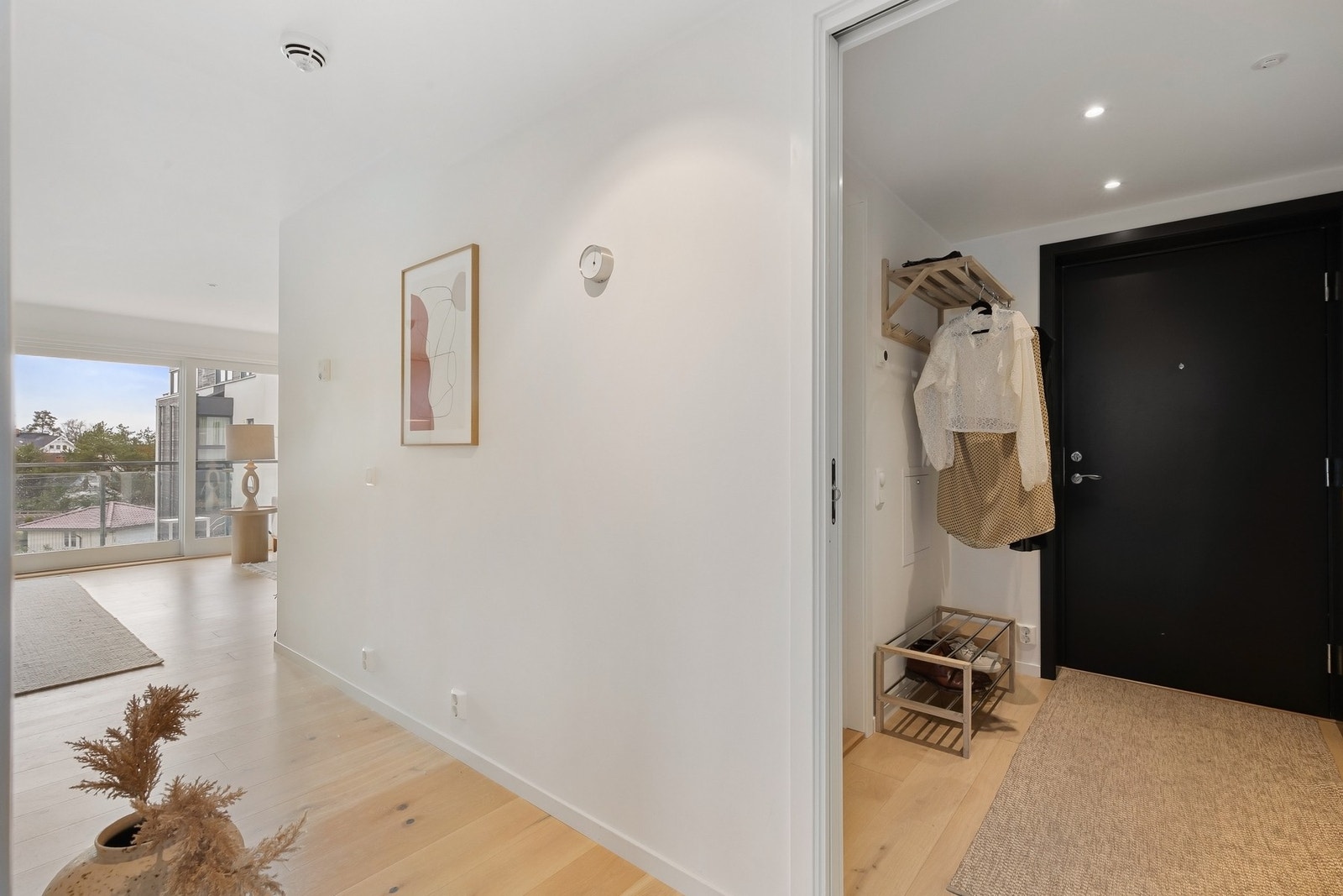 Velkommen inn i en lys og innbydende entré med gode oppbevaringsmuligheter. Galleribilde