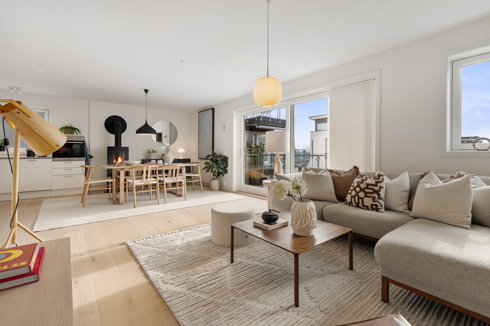 I likhet med øvrige rom i boligen er det lyse vegger og parkett på gulv, samt balansert ventilasjon som gir et godt inneklima. Galleribilde