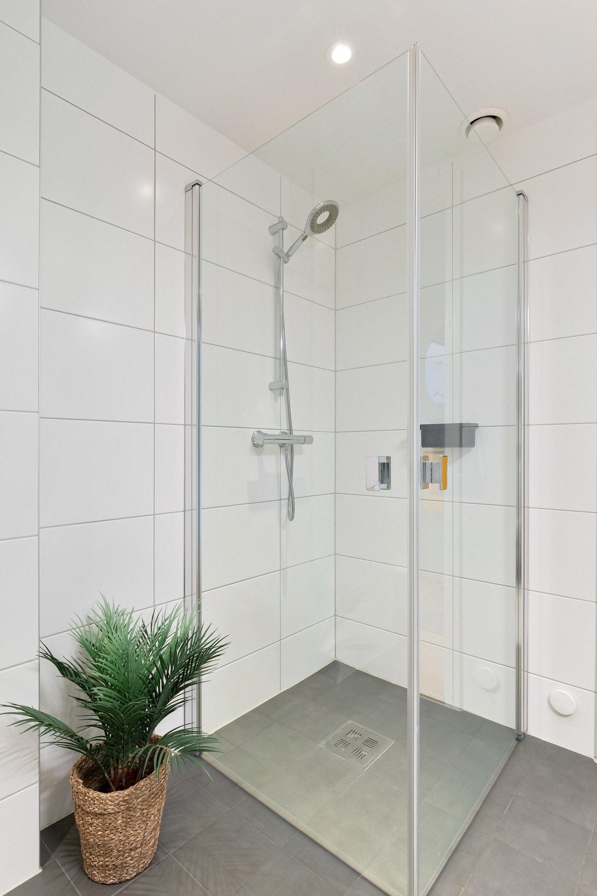 Dusjsone med glassdører. Badet har downlights i himling. Galleribilde