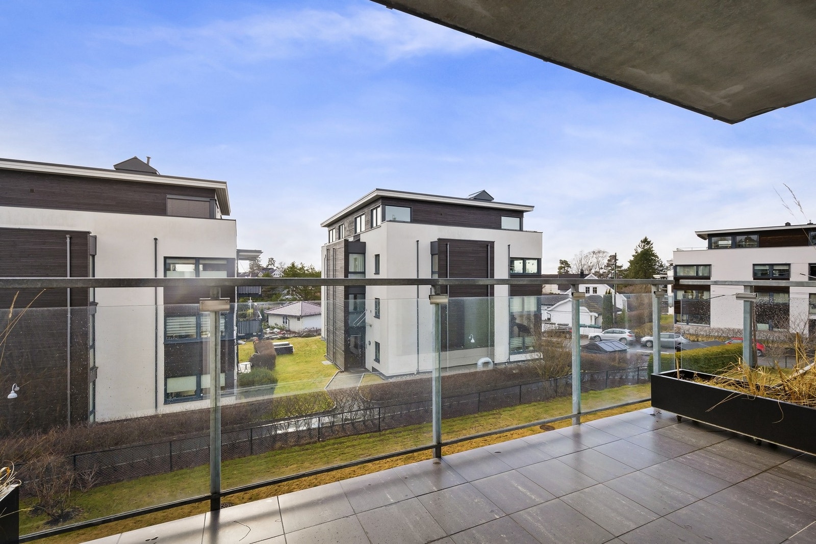 Fra stuen er det utgang til en solrik balkong, som gir en fin forlengelse av oppholdsrommet i sommerhalvåret. Galleribilde