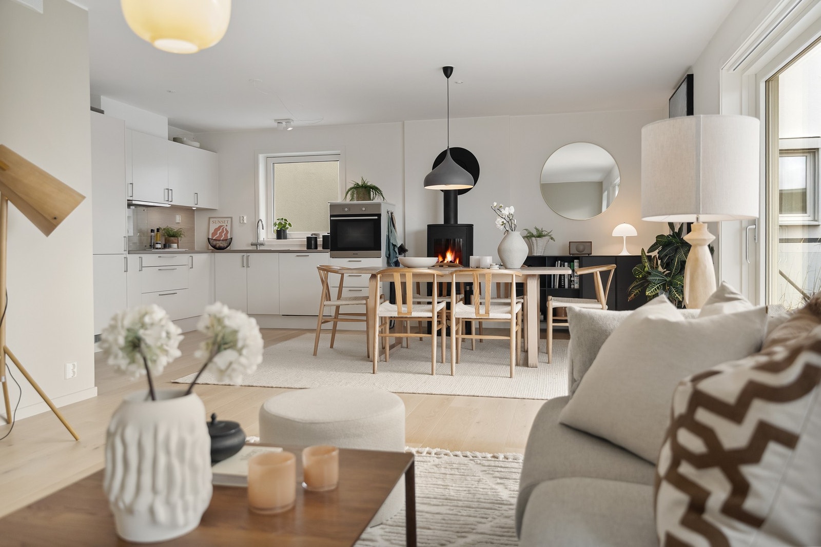 Stue og kjøkken utgjør et stort allrom med flotte møbleringsmuligheter. Galleribilde