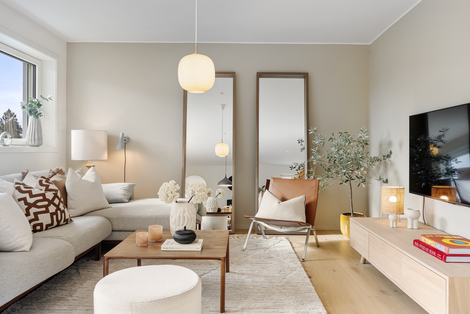 Stor sone i enden av rommet for sofa og TV-møblement. Galleribilde