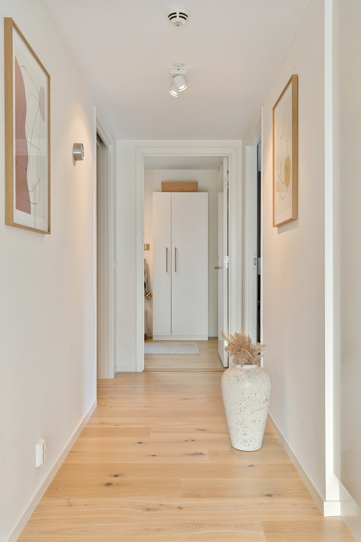 Overflatene er holdt i lyse, tidsriktige farger som gir en god romfølelse allerede ved inngangspartiet. Galleribilde