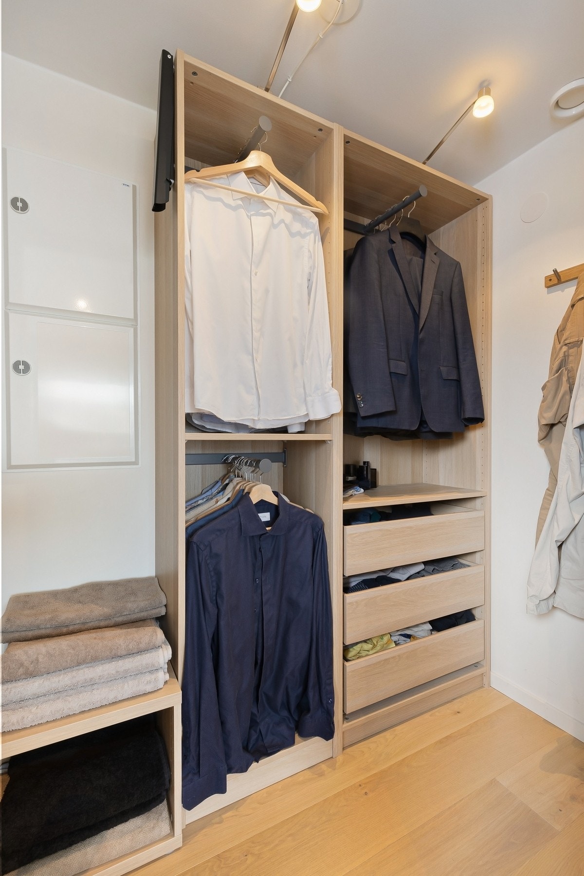 I tillegg til garderobeløsninger i leiligheten, medfølger en ekstra bod på ca. 6 kvm i underetasje. Galleribilde