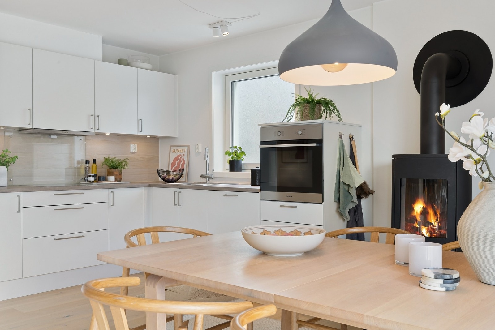 Kongsveien 87 er en moderne og innbydende endeleilighet fra 2016 med gjennomgående god standard. Galleribilde