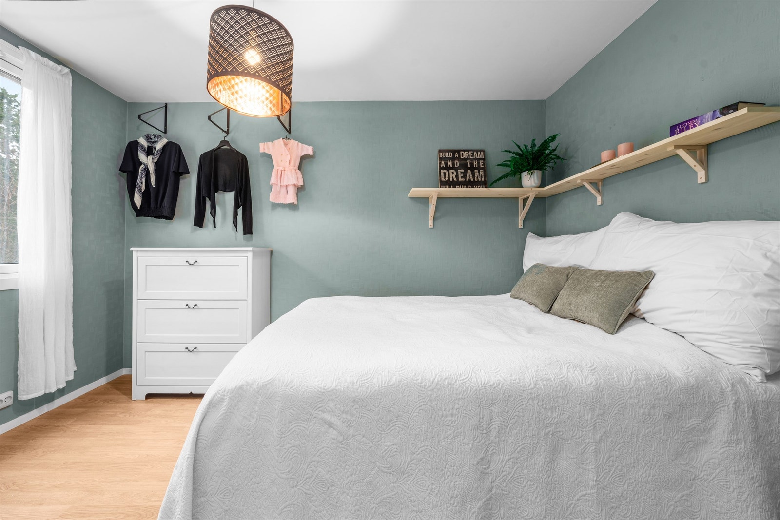 Soverommet er av god størrelse med plass til dobbeltseng og oppbevaringsmøbler. Galleribilde